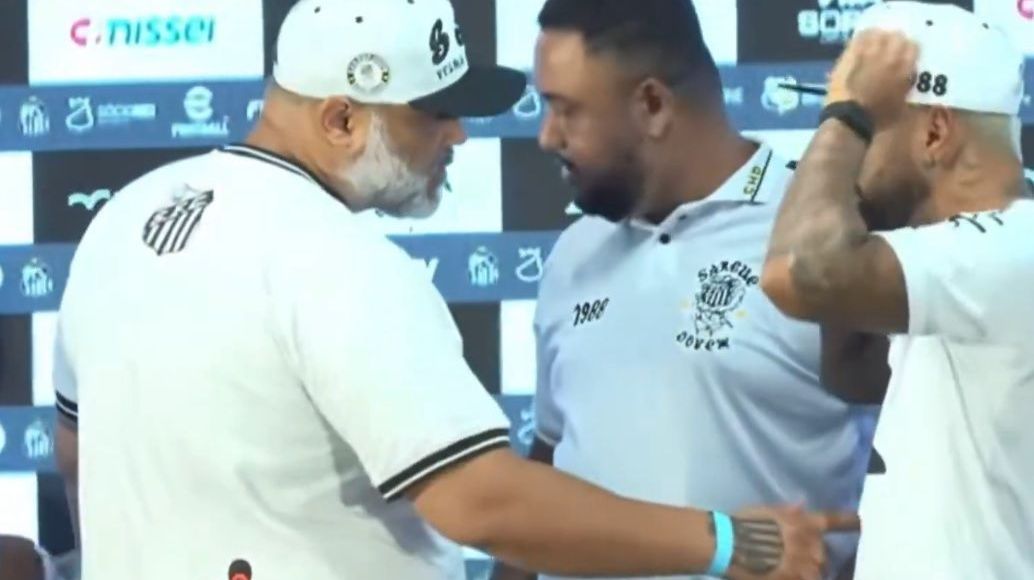 Gabigol é cobrado por torcedores em apresentação no Santos