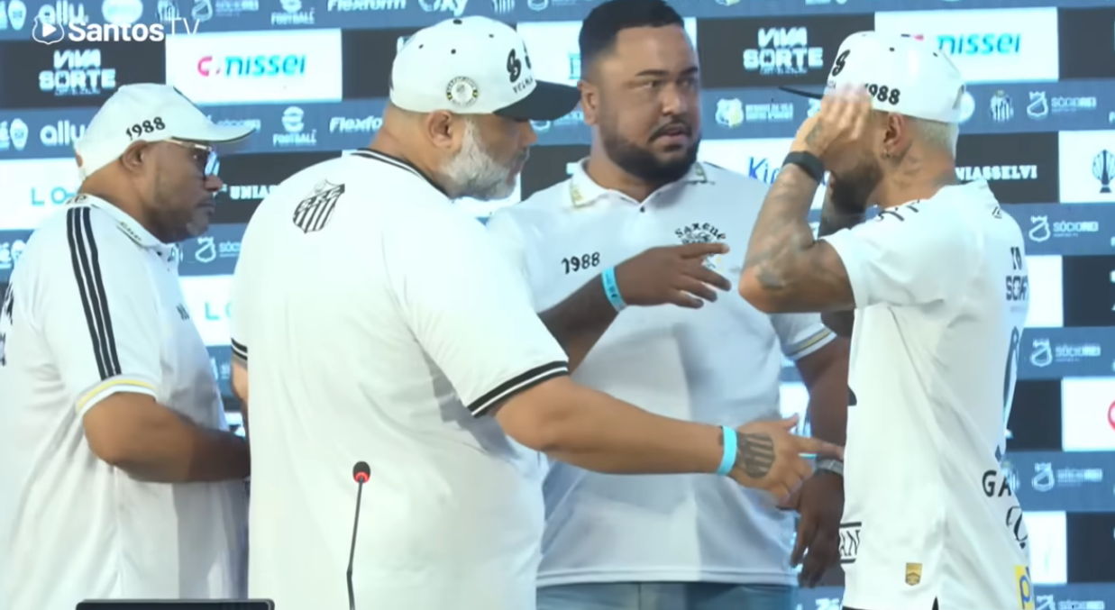 Gabigol leva enquadro de torcedores do Santos