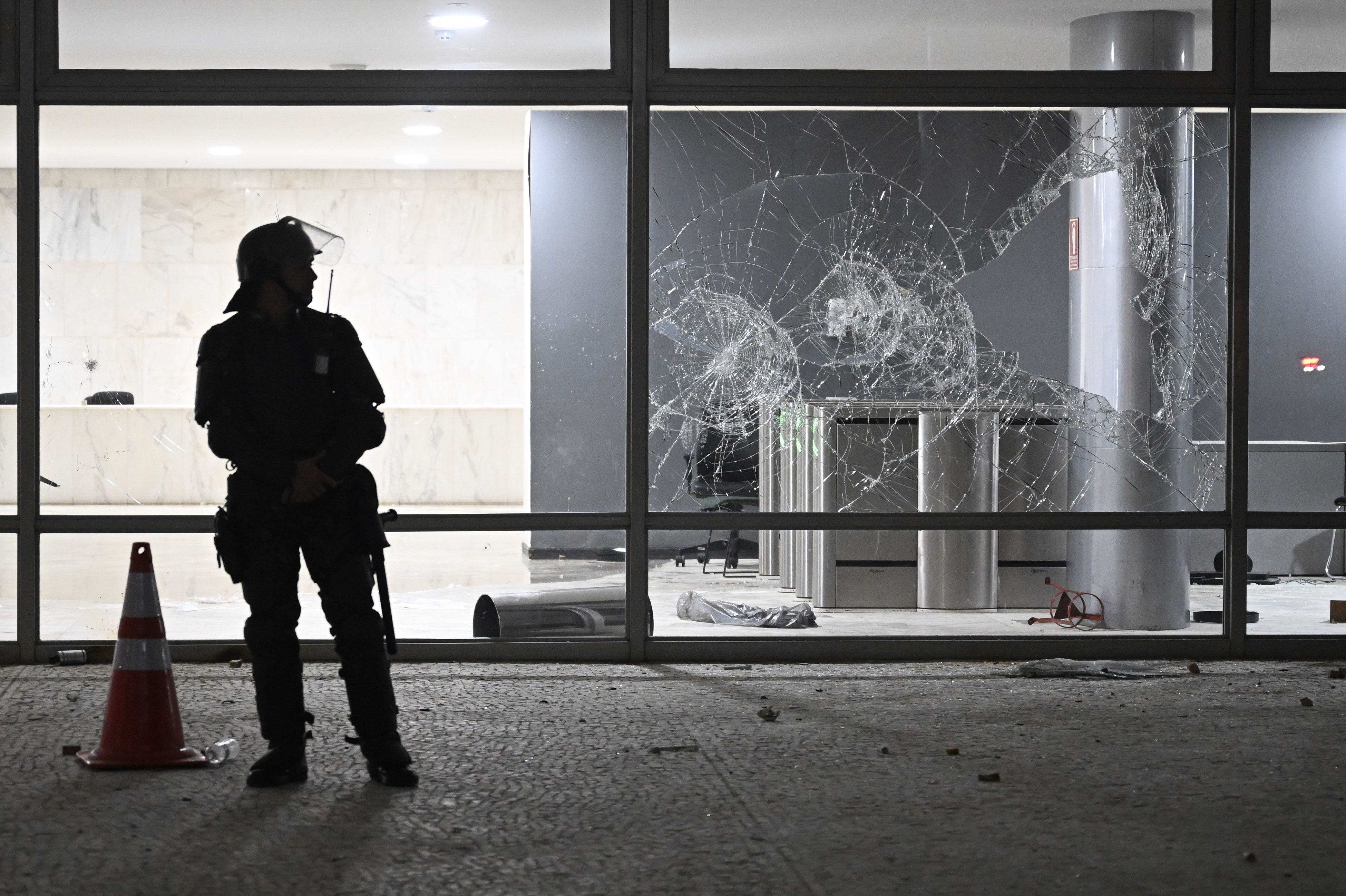 Um policial realiza inspeções no Palácio do Planalto (local de trabalho oficial da presidência do Brasil) após um protesto de apoiadores do ex-presidente Jair Bolsonaro contra o presidente Luiz Inácio Lula da Silva, em Brasília, Brasil, em 8 de janeiro de 2023