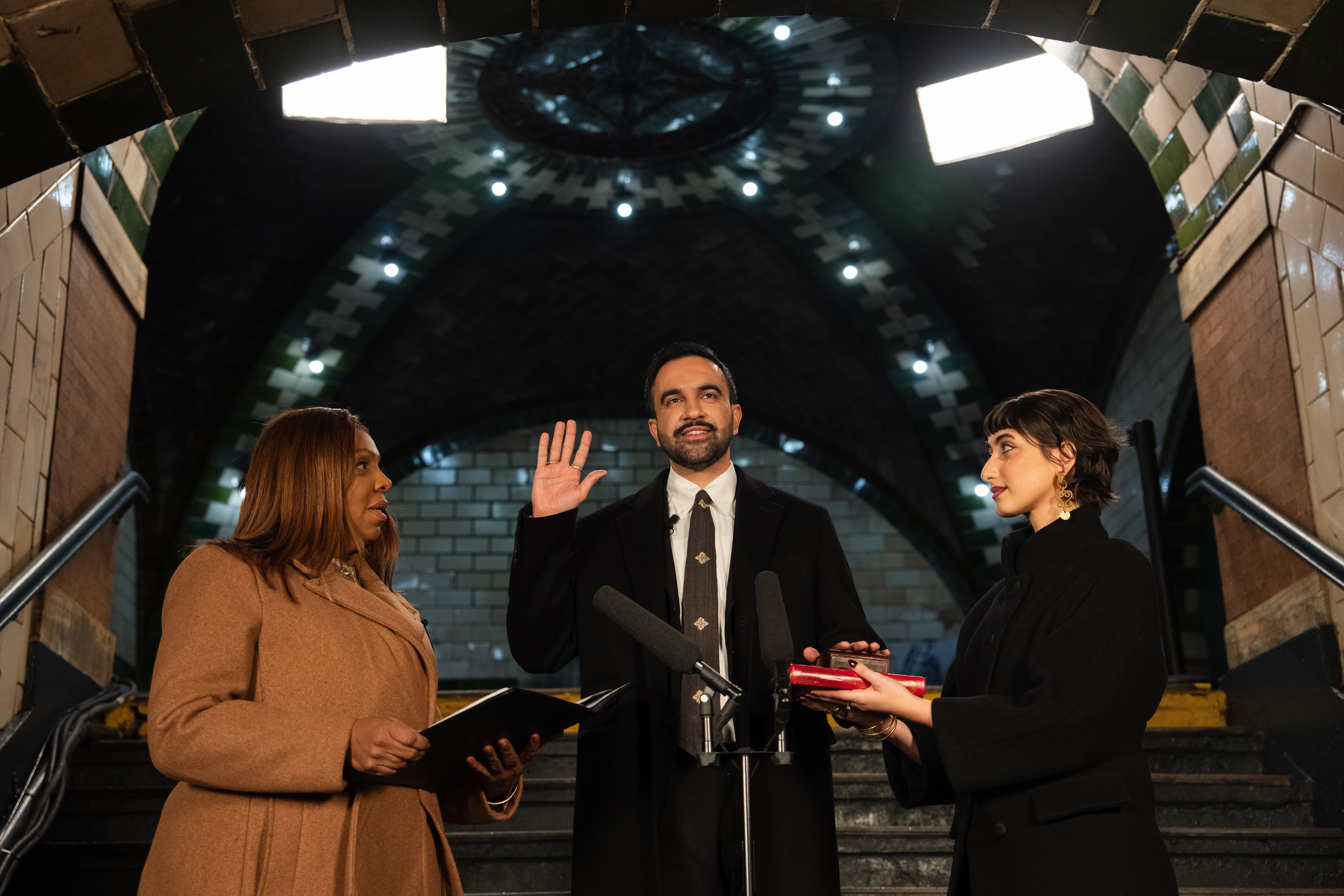Zohran Mamdani toma posse como o 112º prefeito da cidade de Nova York