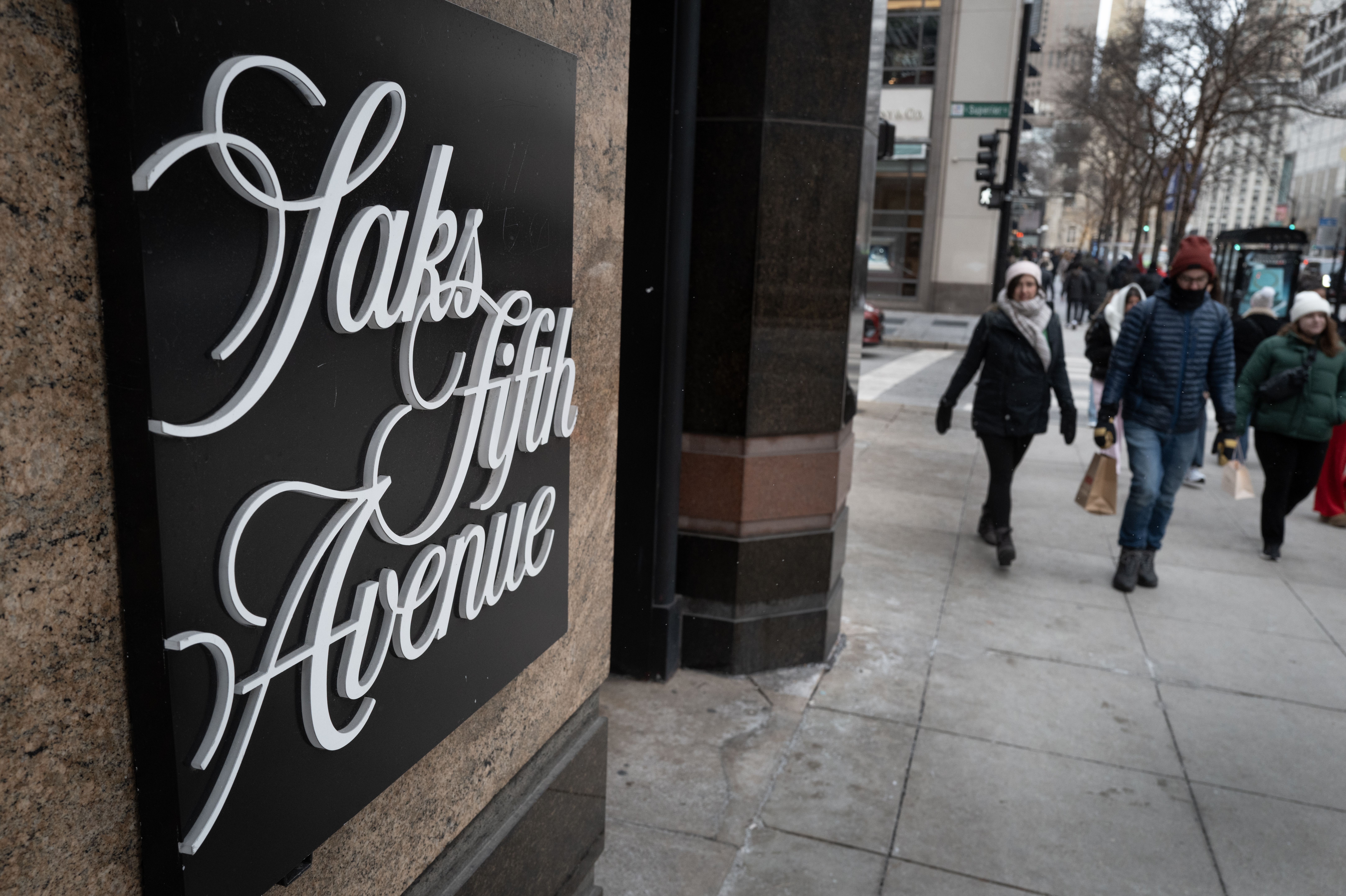 Pessoas andando em frente a uma loja da Saks Fifth Avenue em 30 de dezembro de 2025
