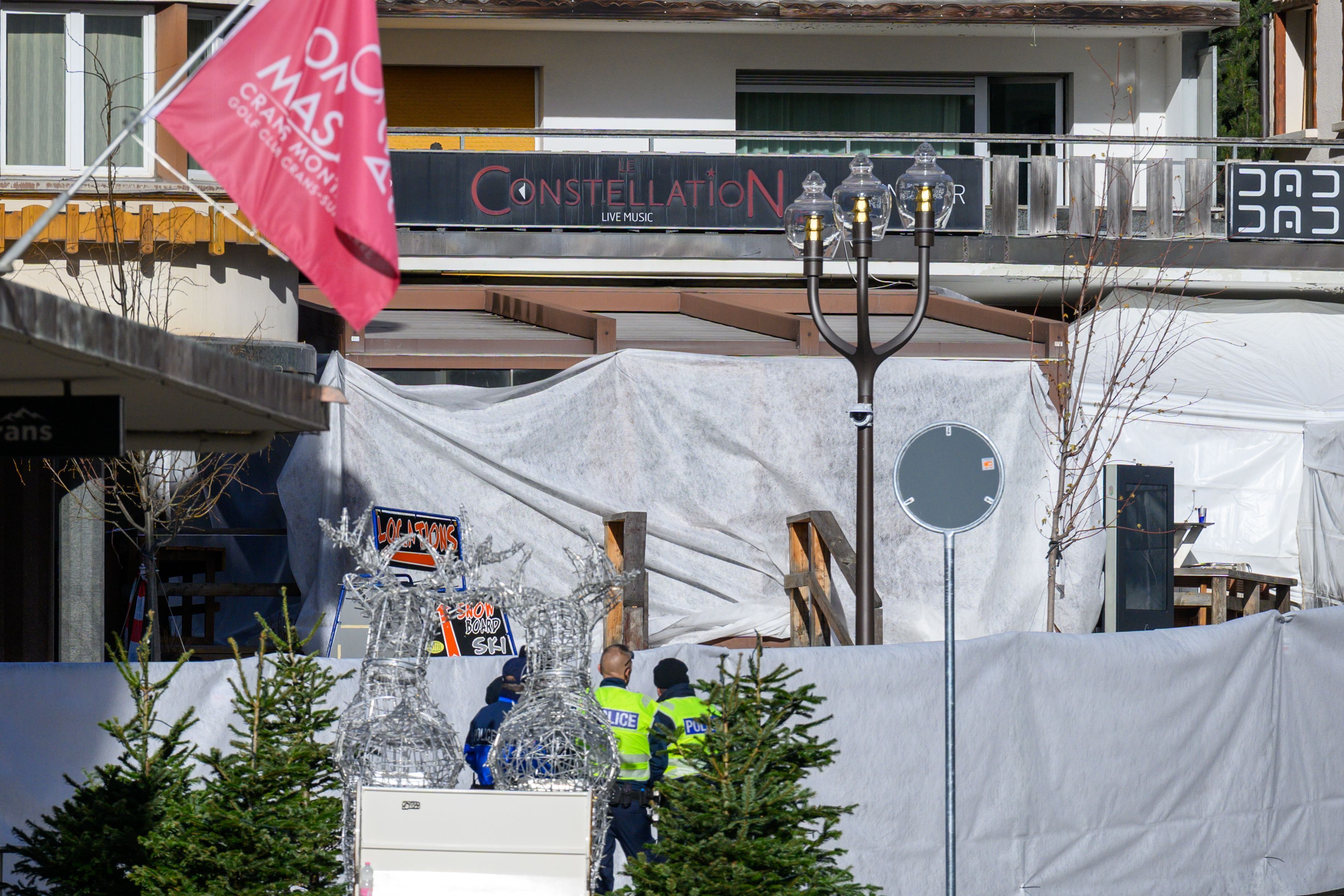 O bar Le Constellation é visto no final da rua isolada após um incêndio que começou durante a madrugada de 1º de janeiro de 2026 em Crans-Montana, Suíça