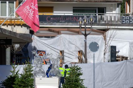 O bar Le Constellation é visto no final da rua isolada após um incêndio que começou durante a madrugada de 1º de janeiro de 2026 em Crans-Montana, Suíça