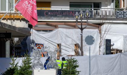 O bar Le Constellation é visto no final da rua isolada após um incêndio que começou durante a madrugada de 1º de janeiro de 2026 em Crans-Montana, Suíça