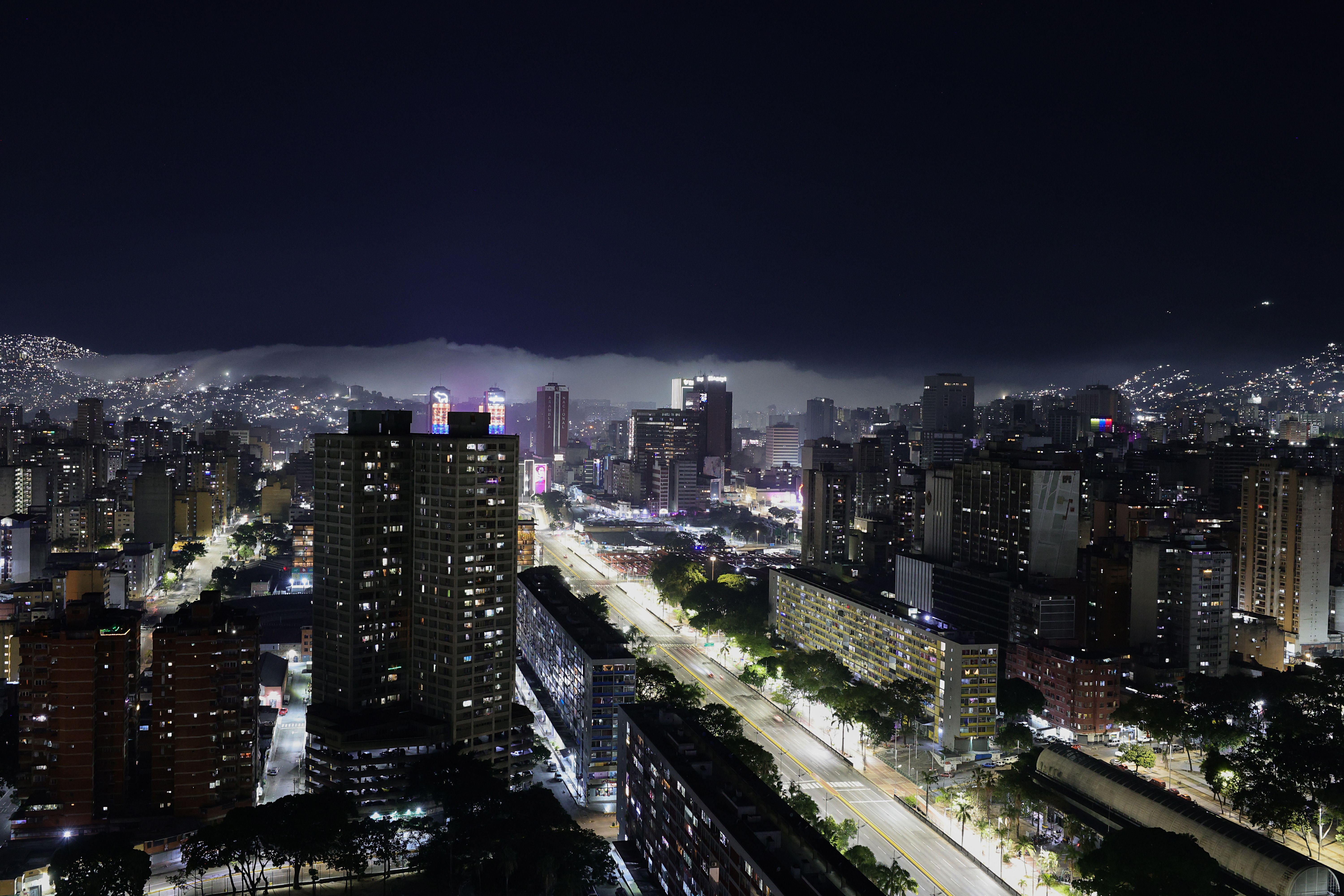 Vista geral da zona oeste de Caracas, na Venezuela, na noite desta segunda-feira (5)