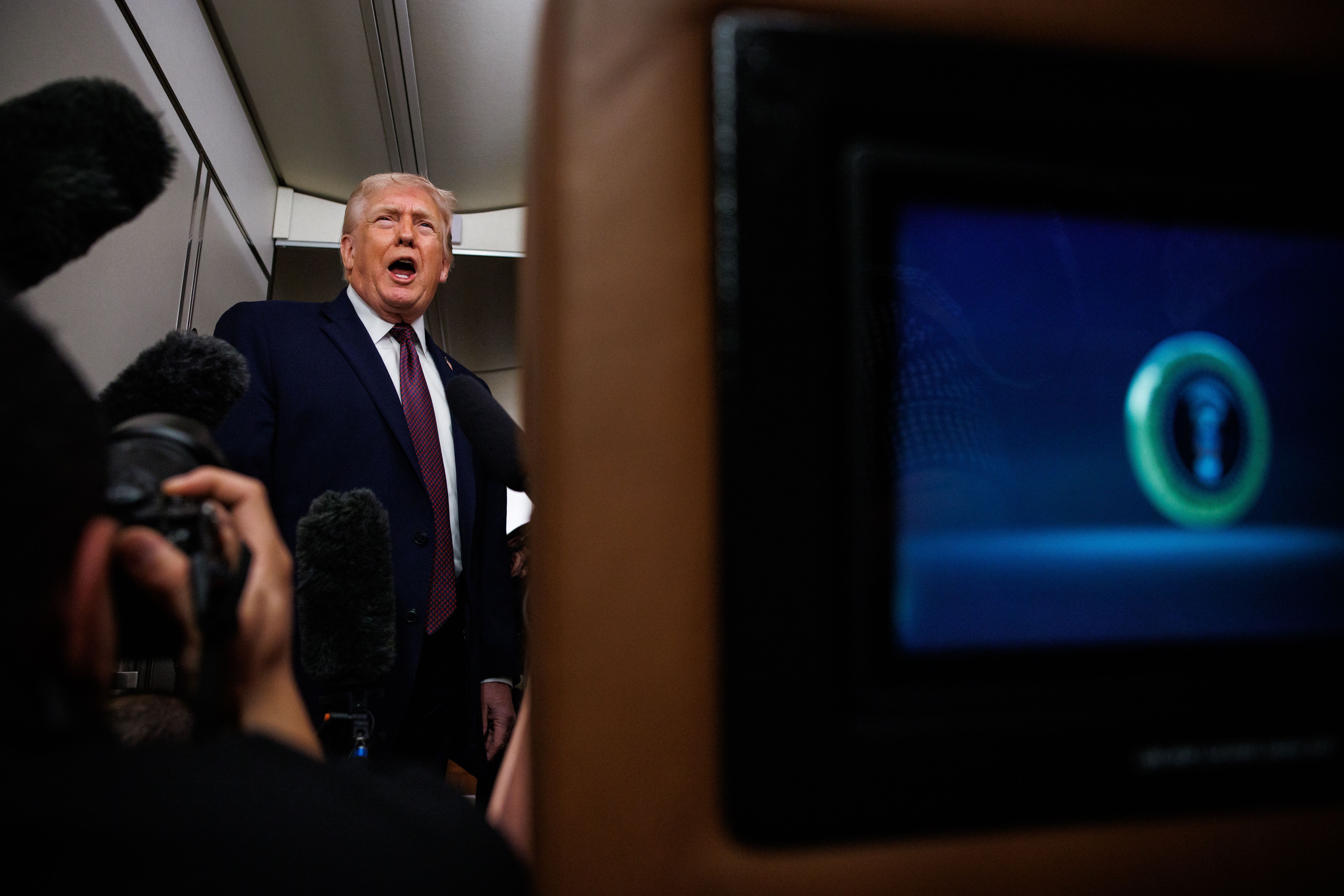 O presidente dos EUA, Donald Trump, responde a perguntas de membros da imprensa a bordo do Air Force One em 11 de janeiro de 2026