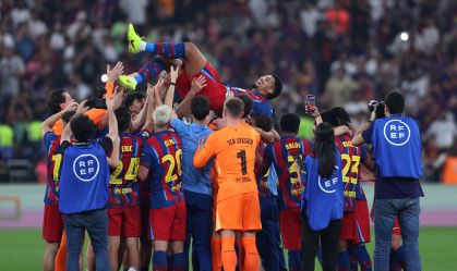 JEDDAH, SAUDI ARABIA - JANUARY 11: FC Barcelona players throw Ronald Araujo of FC Barcelona in the air following their side's victory in the Spanish Super Cup Final between FC Barcelona and Real Madrid at King Abdullah Sports City Hall Stadium on January 11, 2026 in Jeddah, Saudi Arabia. (Photo by Yasser Bakhsh/Getty Images)