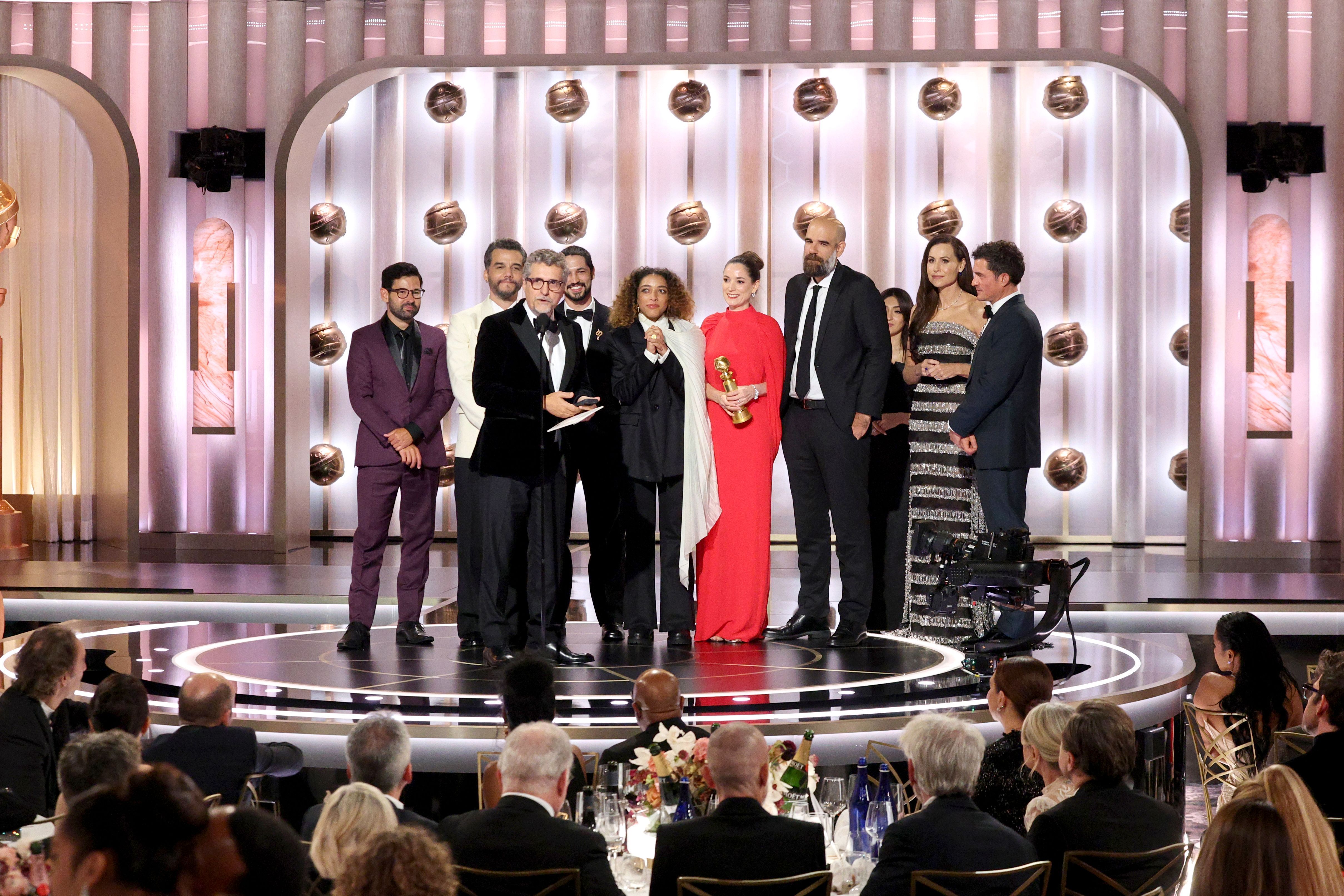 Elenco de "O Agente Secreto" recebendo o prêmio de Melhor Filme de Língua Não Inglesa no Globo de Ouro; Steven Spielberg estava na plateia