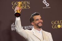 Wagner Moura usa sapato polêmico entre fashionistas no Globo de Ouro