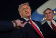 Trump ameaça taxar vinhos em 200% para Macron aderir ao Conselho de Paz