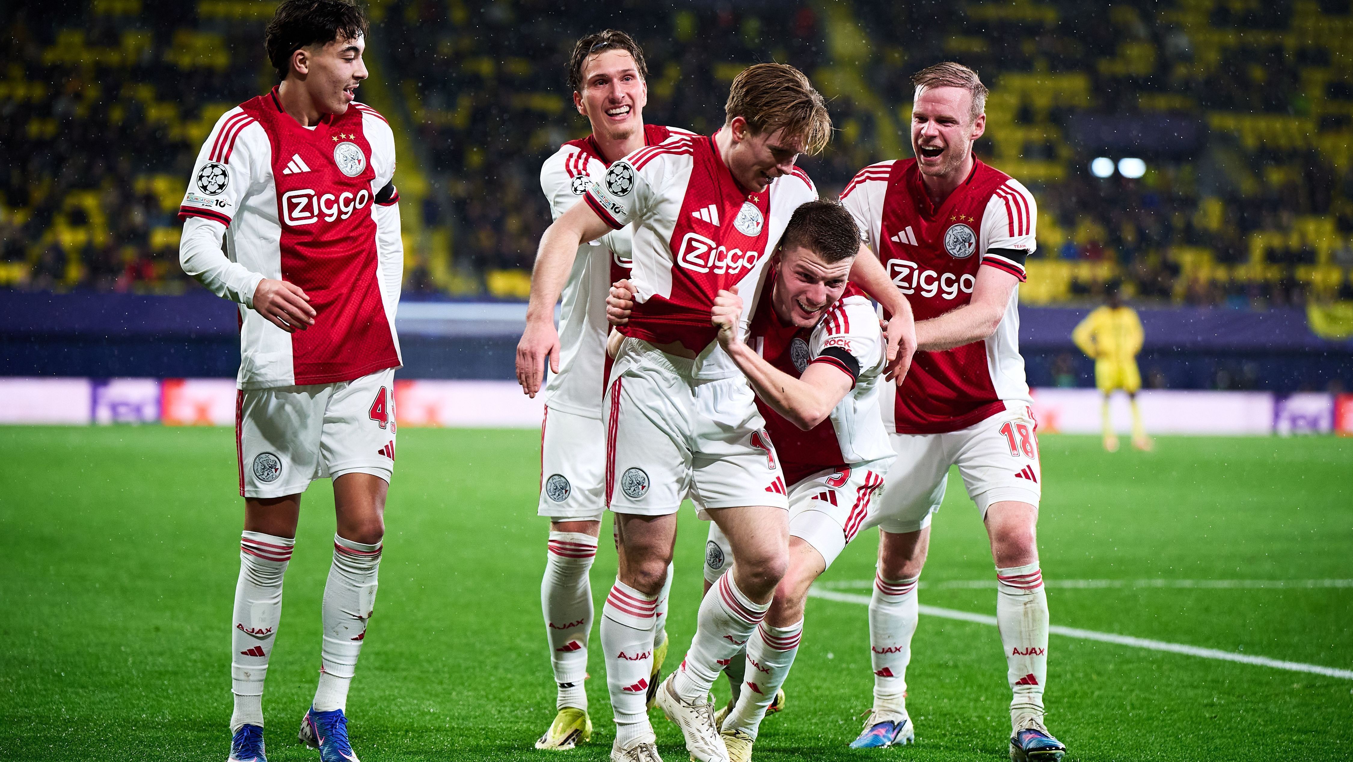 Oliver Edvardsen comemora após fazer gol da vitória do Ajax sobre o Villarreal