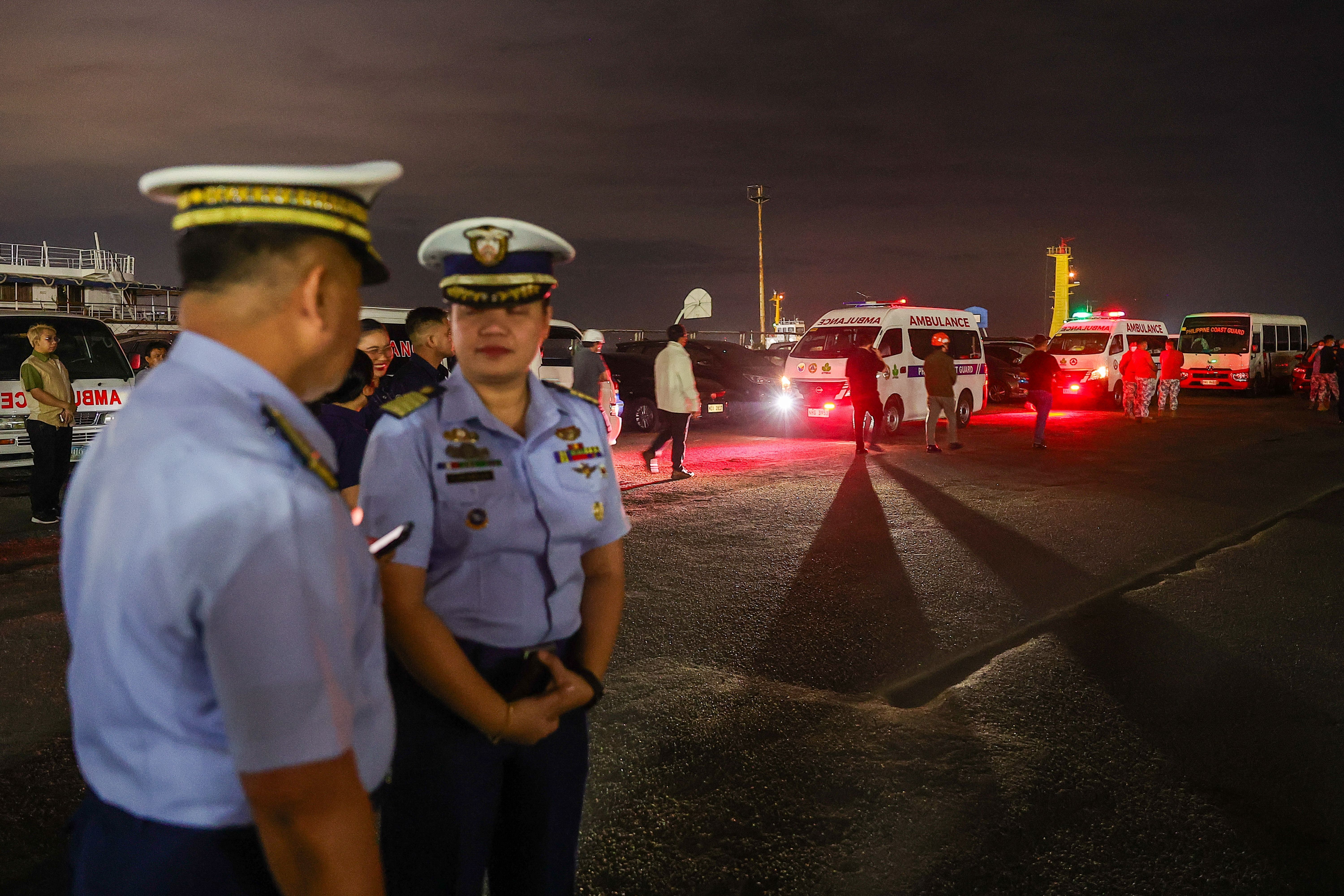 Membros da Guarda Costeira das Filipinas em um cais em Manila, em 26 de janeiro de 2026