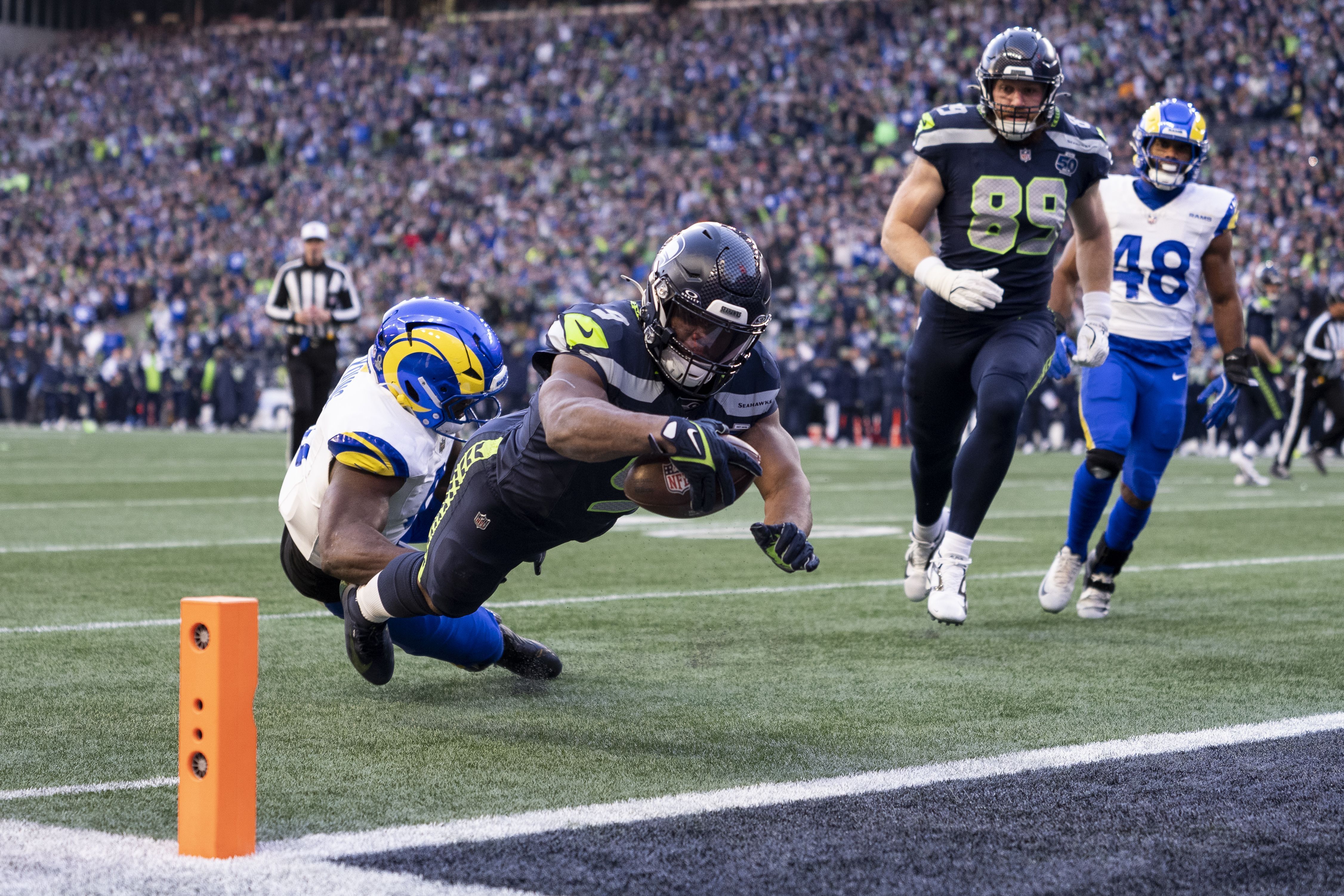Kenneth Walker III marcando um touchdown contra o Los Angeles Rams