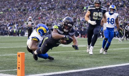 Kenneth Walker III marcando um touchdown contra o Los Angeles Rams