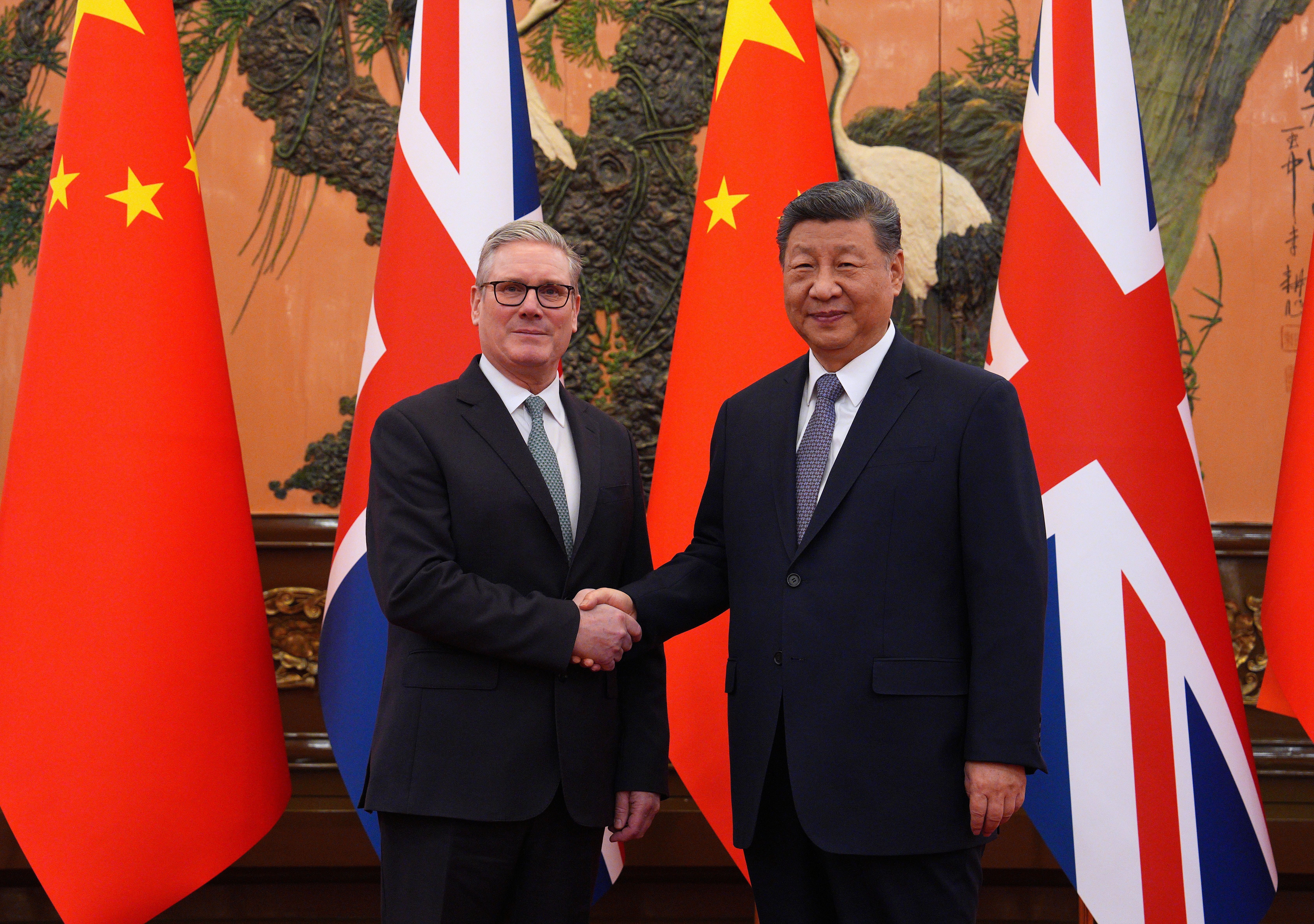 O primeiro-ministro britânico, Keir Starmer e o presidente chinês, Xi Jinping, antes de uma reunião bilateral durante visita à China