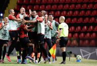 Jogador do Sport faz gol bisonho antes do meio de campo; veja