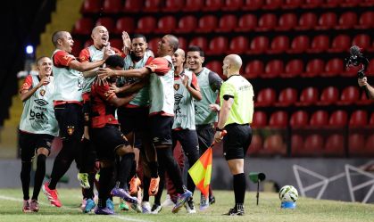 Jogador do Sport faz gol bizarro antes do meio de campo; veja