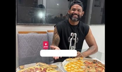 Goleiro Bruno exalta "Jogo do Tigrinho" e promove pizzaria nas redes