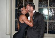 Gracyanne Barbosa dá beijaço em novo namorado; veja fotos