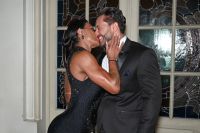 Gracyanne Barbosa dá beijaço em novo namorado; veja fotos