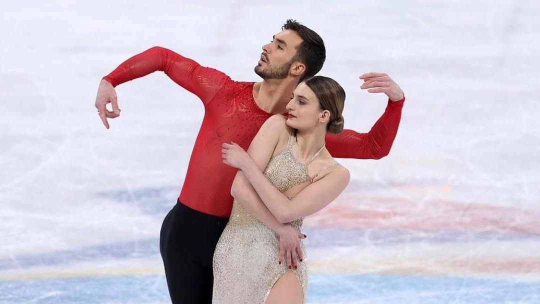 Guillaume Cizeron e Gabriella Papadakis durante os Jogos Olímpicos de Pequim 2022; a dupla conquistou o ouro na patinação artística