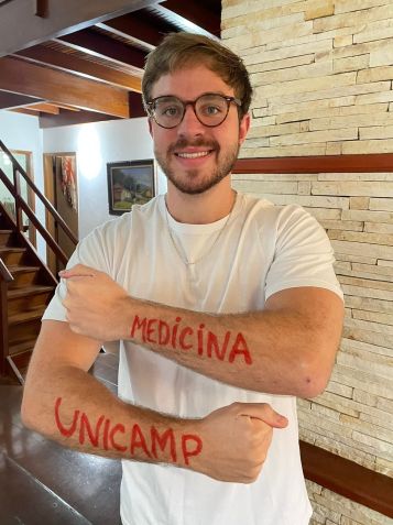 Henrique Lucas de Lima, 21, vivenciou uma trajetória de quatro anos de preparação até conquistar sua vaga em medicina na USP e na Unicamp; ele vai optar pela primeira • Divulgação/Poliedro