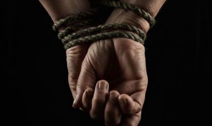 Homem é preso após amarrar a própria mãe para sacar benefício no RJ