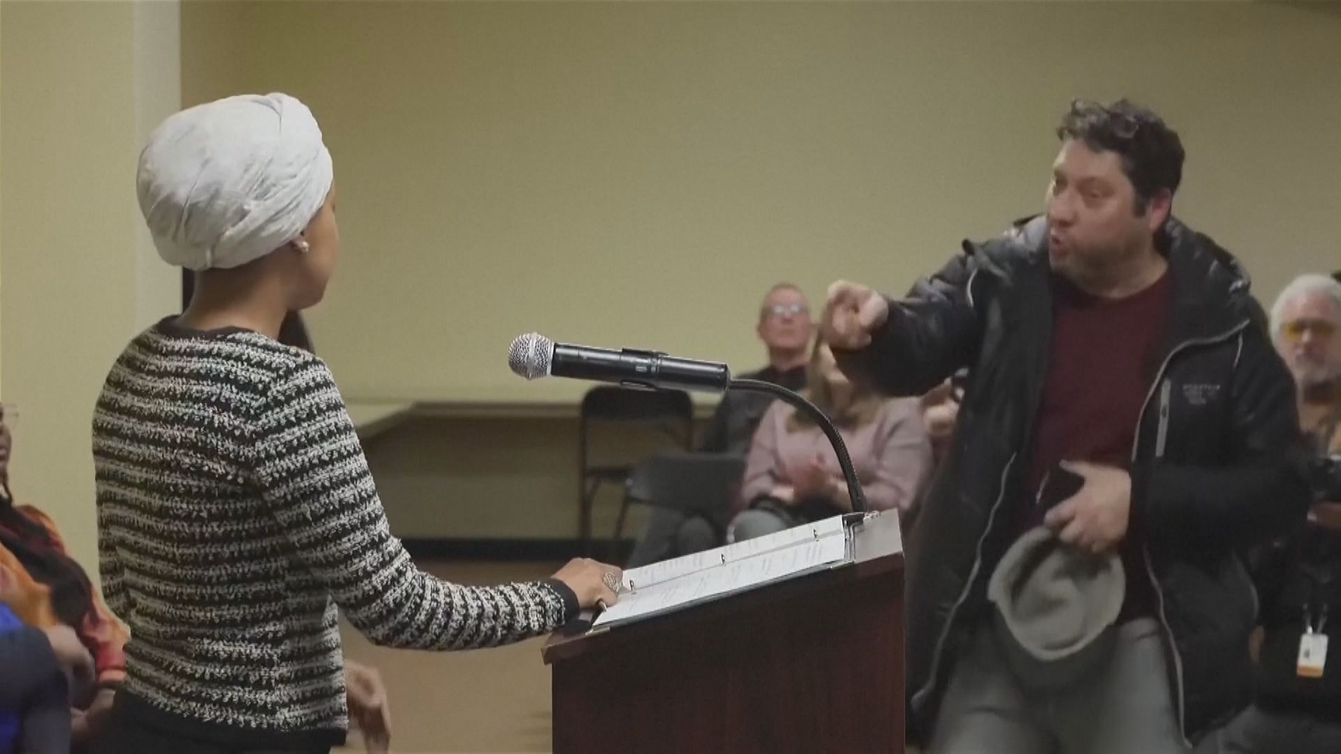 Homem joga líquido em Ilhan Omar em evento em Minnesota, nos Estados Unidos