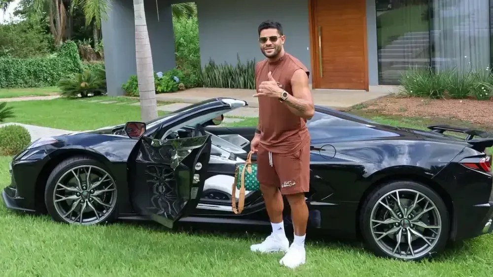 Hulk com seu carro de luxo