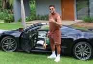 Hulk ostenta carro de luxo após brilhar em clássico pelo Atlético-MG