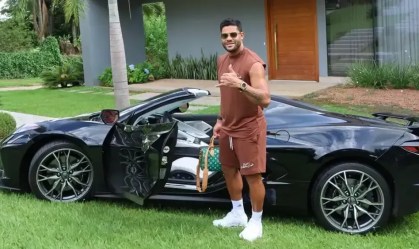 Hulk com seu carro de luxo