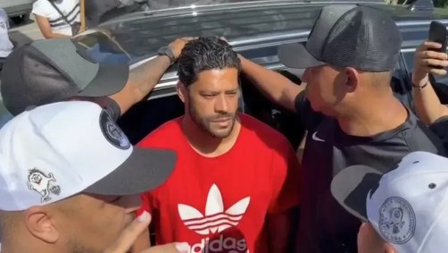 Hulk conversa com torcedores na porta da Cidade do Galo