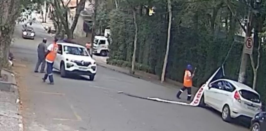 Imagens da subprefeitura retirando a faixa • Reprodução