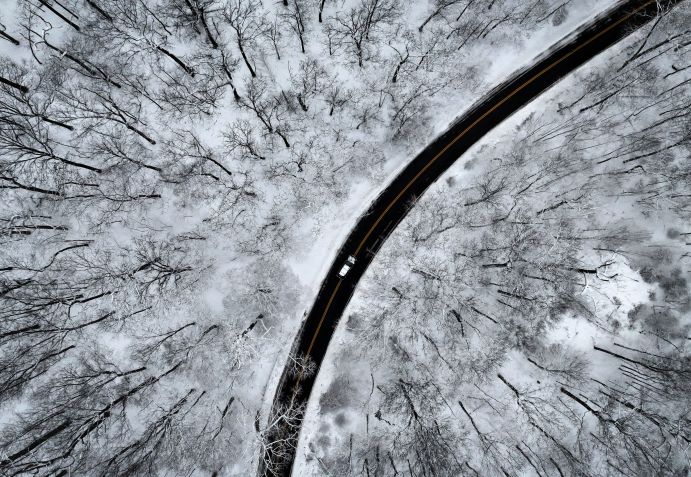 Imagem aérea de carro atravessando floresta coberta de neve no Parque Estadual de Blauvelt em Orangetown, Nova York, EUA 27 de dezembro de 2025 • Mike Segar/Reuters