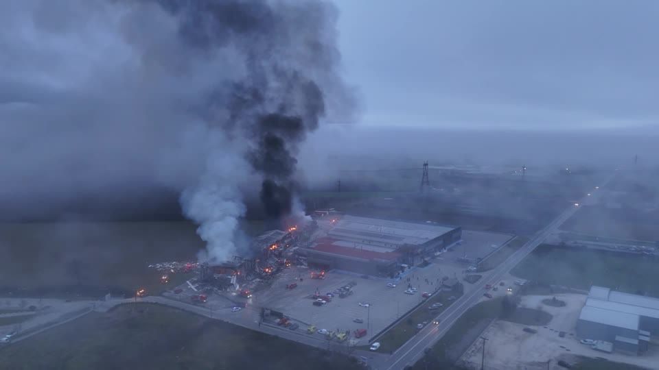 Imagem de drone mostra densa fumaça envolvendo cidade após incêndio em fábrica no centro da Grécia