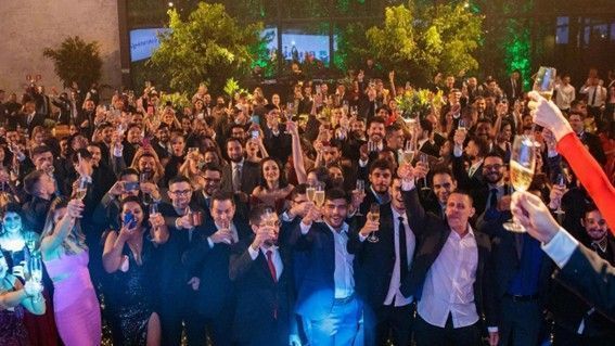 Participantes brindam durante edição do Baile dos Primeiros, evento anual que reúne alunos entre os primeiros colocados do país. • Baile dos Primeiros