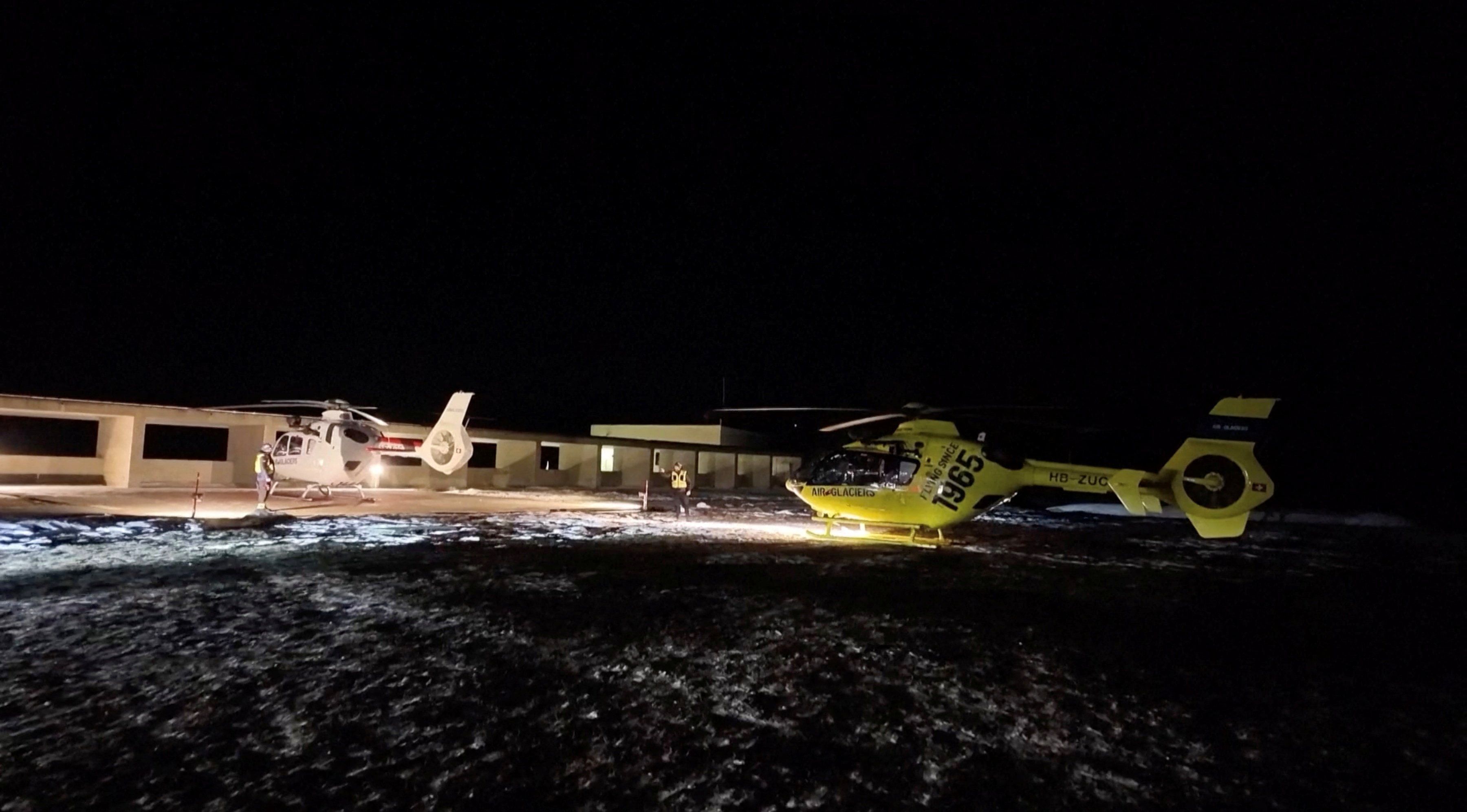 Helicópteros no heliponto após incêndio no bar Le Constellation