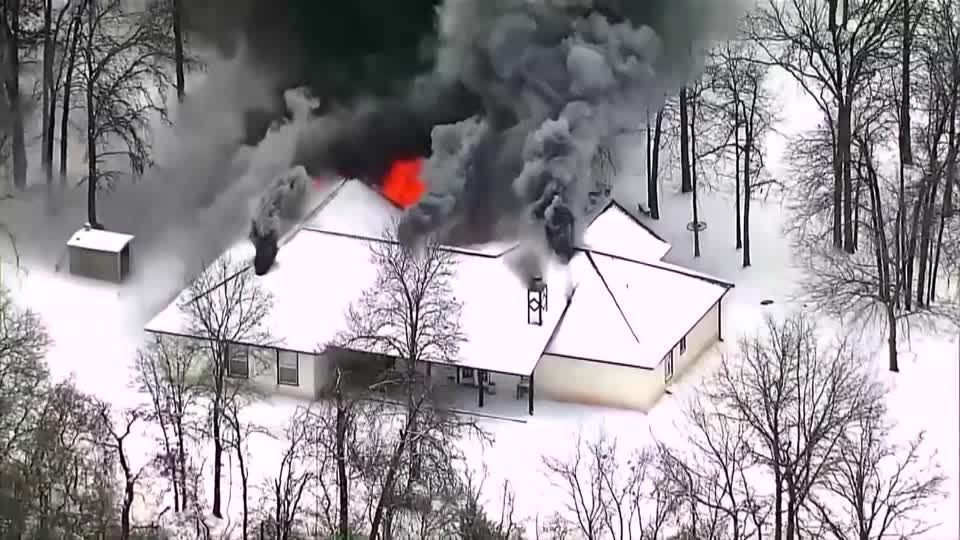 Incêndio atinge casa coberta de neve em Oklahoma, nos Estados Unidos