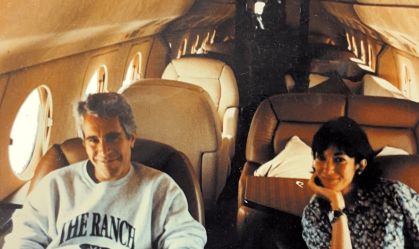 Jeffrey Epstein e Ghislaine Maxwell aparecem nesta imagem divulgada pelo Departamento de Justiça dos EUA