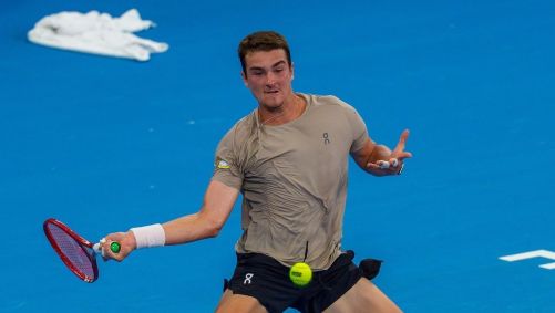 João Fonseca em treino para o ATP 250 de Brisbane, na Austrália