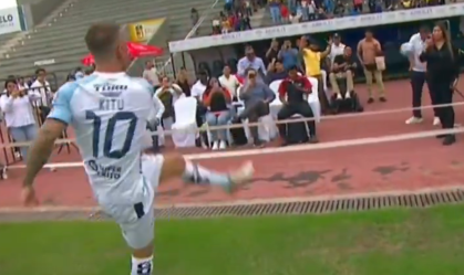 Vídeo: Jogador erra e acerta bolada em homem durante apresentação