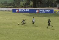 Jogador cai sozinho, juiz dá falta e anula gol do Santa Cruz na Copinha