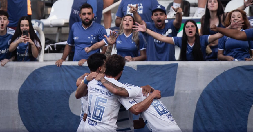 Jogadores do Cruzeiro comemoram gol no Nilton Santos