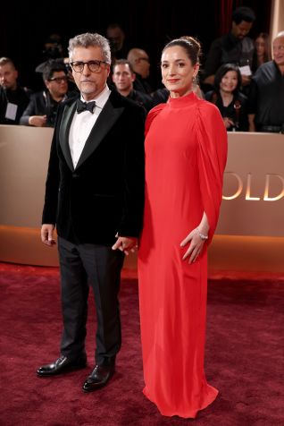 Kleber Mendonça Filho e Emilie Lesclaux comparecem à 83ª edição anual do Globo de Ouro no Beverly Hilton em 11 de janeiro de 2026 em Beverly Hills, Califórnia • Kevin Mazur/Getty Images