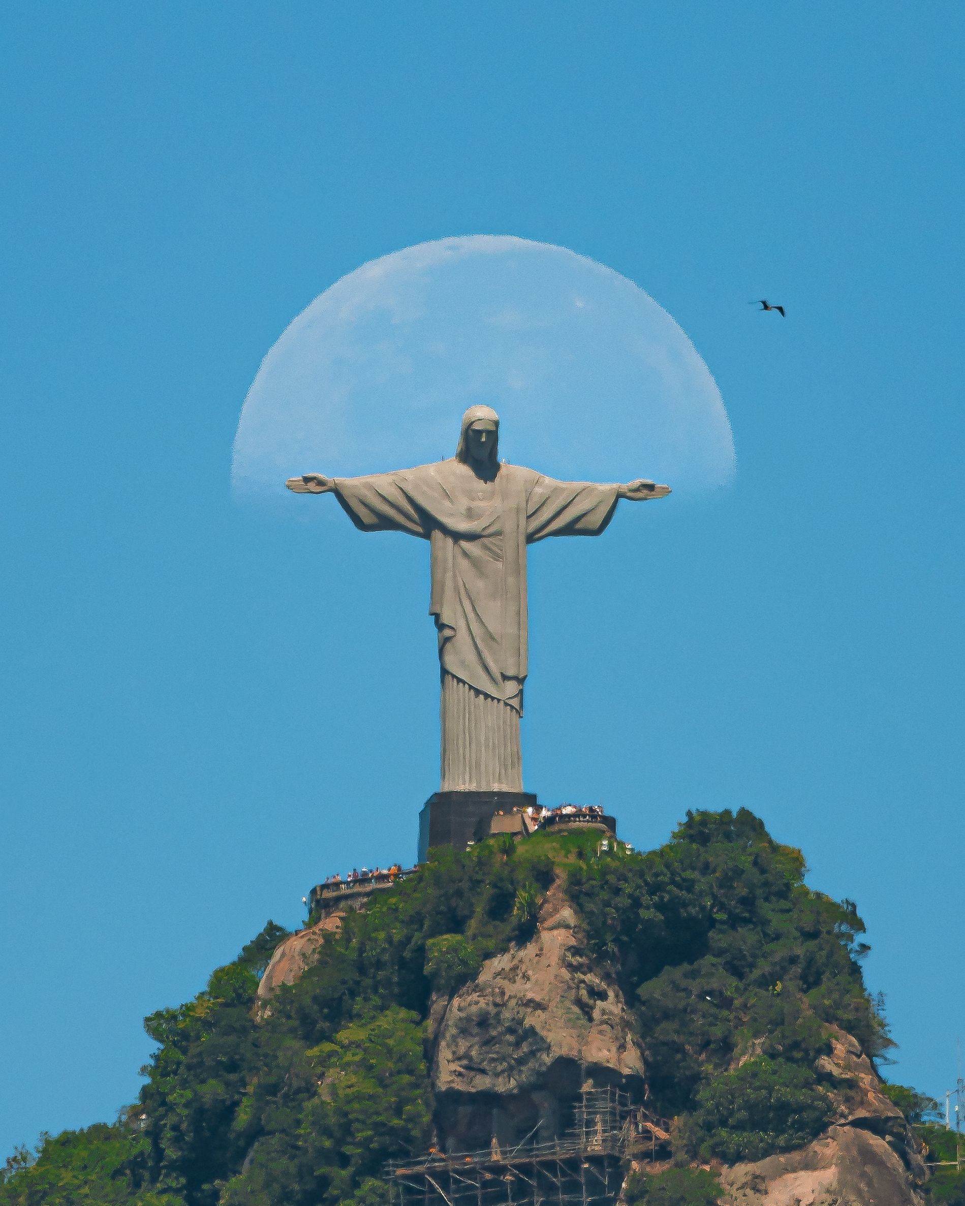 Fotógrafo registra lua "abraçando" o Cristo Redentor • Bruno Dulcetti/ @dul7art /Arquivo Pessoal