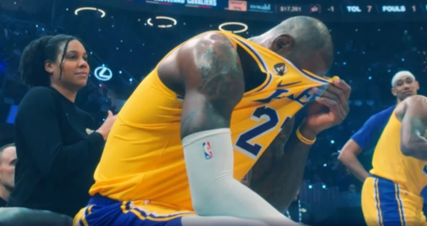LeBron se emocionou com homenagem em Cleveland