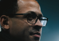 Chelsea anuncia Rosenior como novo treinador com contrato até 2032