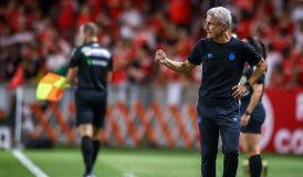 Luís Castro usa expressão racista após derrota no GreNal e pede desculpas