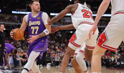 Lakers dominam Bulls com mais uma atuação histórica de Doncic
