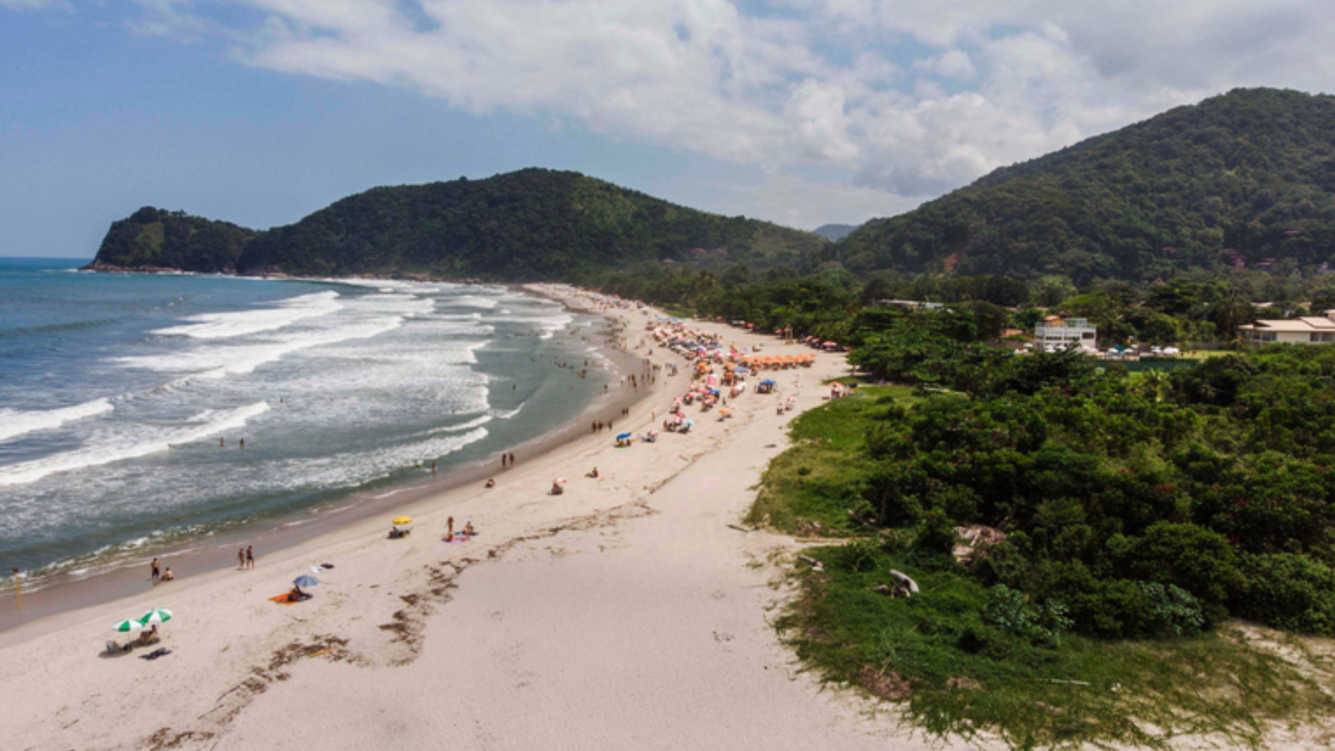 Um jovem, de 20 anos, foi encontrado morto após se afogar, na madrugada de quarta-feira (31), na Praia de Camburi, em São Sebastião, litoral de São Paulo